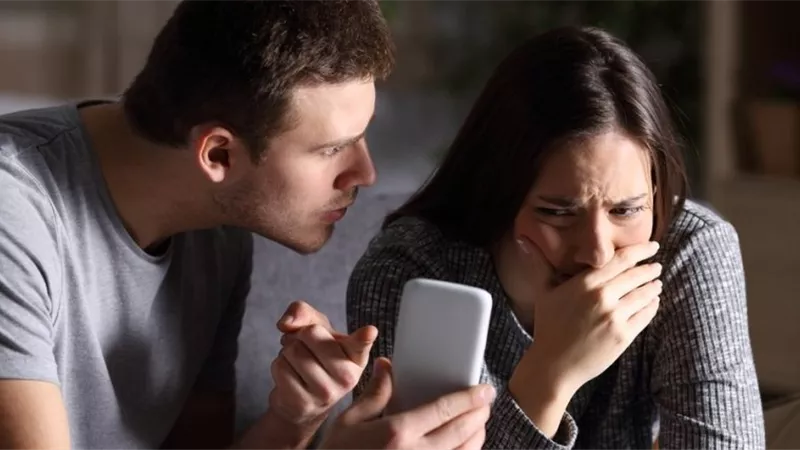 إزاي تعرفي إن خطيبك بيخونك؟.. 6 علامات ترشدك 