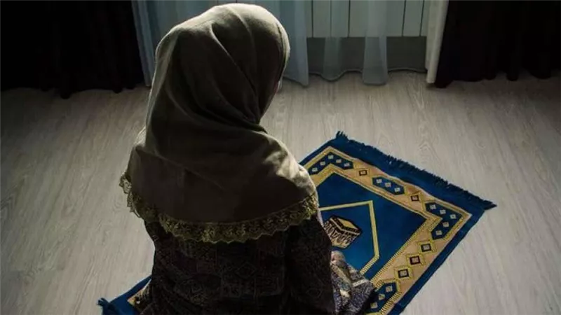 هل تأثم المرأة إذا لم تصلي العيد في البيت؟