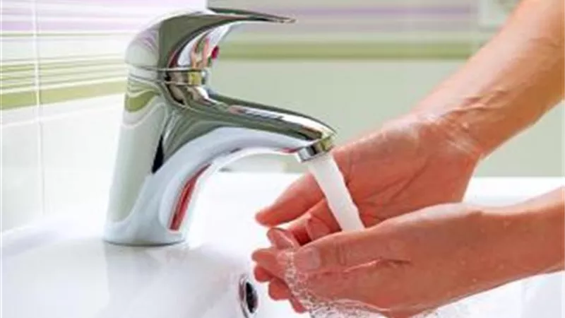 ما حكم الوضوء بالمكياج وطلاء الأظافر؟.. «الإفتاء» تجيب