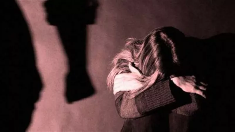 «غصبها على دخول الغرفة مع صاحبه».. القبض على الطفلة قاتلة والدها ببولاق