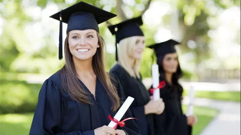 أبرزها «ارتداء الملابس الكلاسيكية».. طرق استعداد الفتيات لحفل تخرجها الجامعي