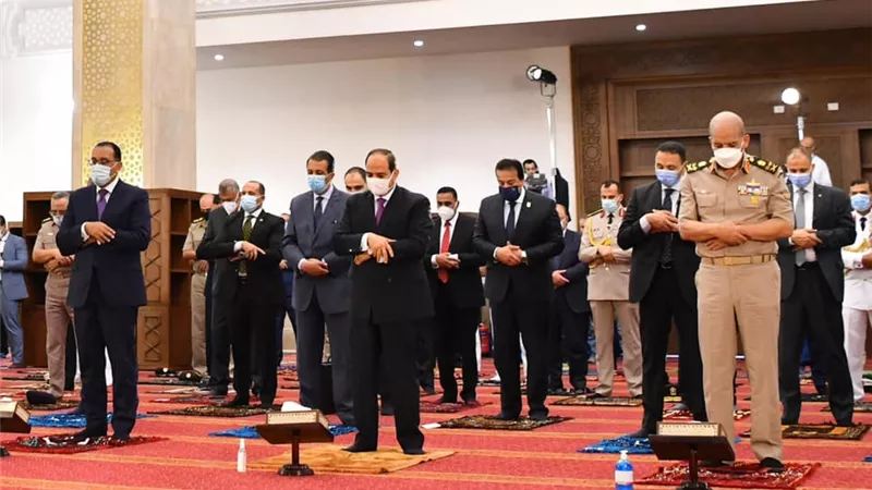 الرئيس السيسي يؤدي صلاة العيد بمسجد مالك الملك بالعلمين الجديدة |صور