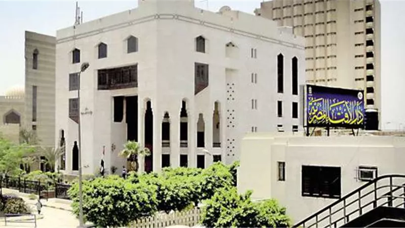 ما حُكم ارتداء الأم لملابس مكشوفة أمام أبنائها؟.. «الإفتاء» تُجيب