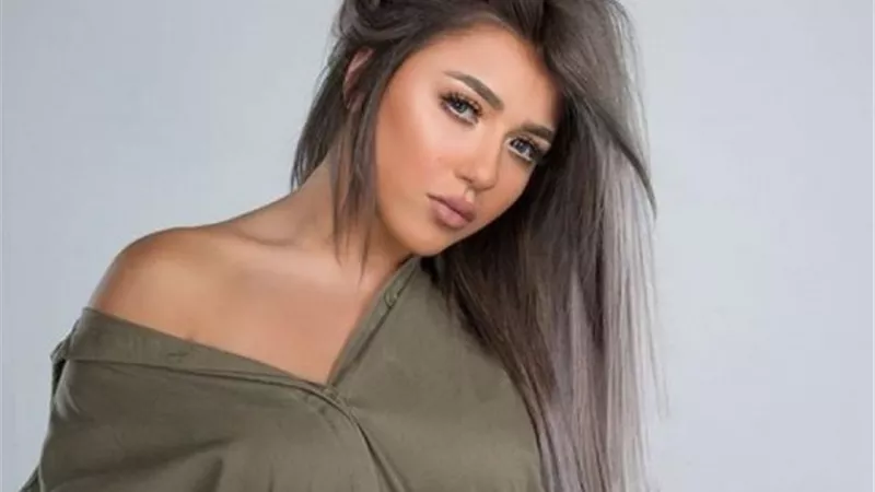 سارة سلامة في إطلالة ساحرة أمام البحر بالساحل الشمالي