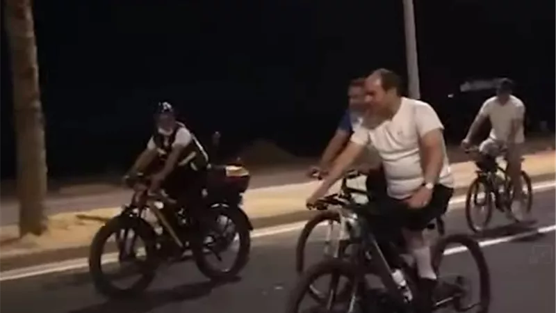 الرئيس السيسي يحاور مجندًا:  أنا زي أبوك خليك دوغري المنايفة أنا عارفهم كويس