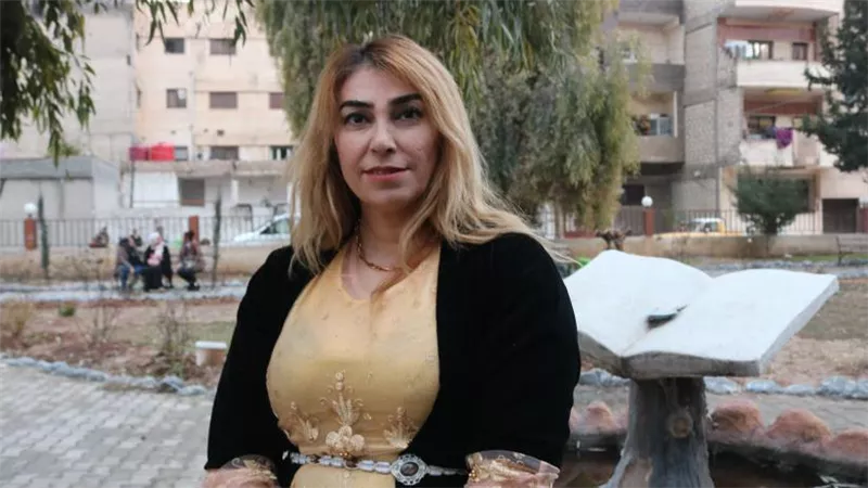 رئيسة اتحاد مثقفي الجزيرة: المرأة السورية تعمل بالورش لشراء الخبز والبندورة
