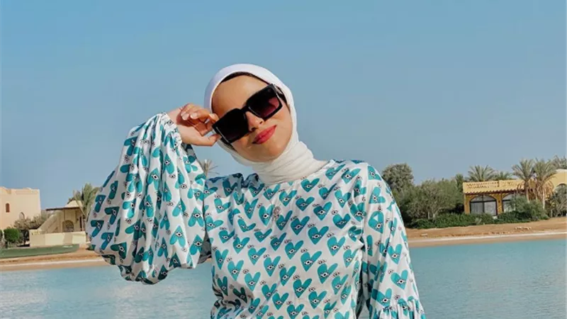 «مش فستان ومايوه بس».. إطلالات متنوعة لرحلات البحر في صيف 2021