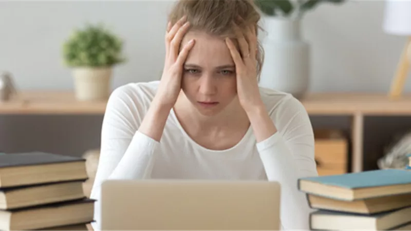 «عايشة بذاكرة سمكة».. تعرفي على أسباب النسيان وعلاجه