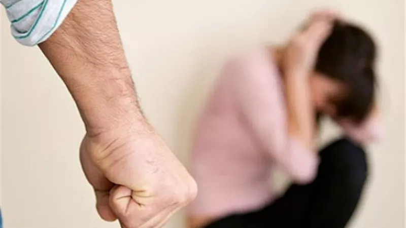 روشتة علاج لوقف «العنف الأسري».. خبيرة تُطالب بـ«عودة المسرح»