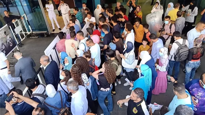 حافلة مكشوفة تنقل هداية ملاك وسيف عيسى من المطار إلى نادي الصيد