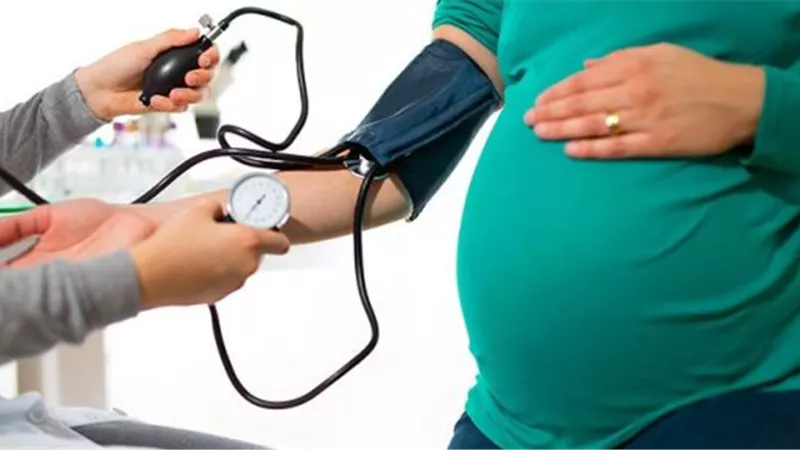 أمتى بيحصل تسمم الحمل؟.. رئيس قسم الباطنة يُجيب