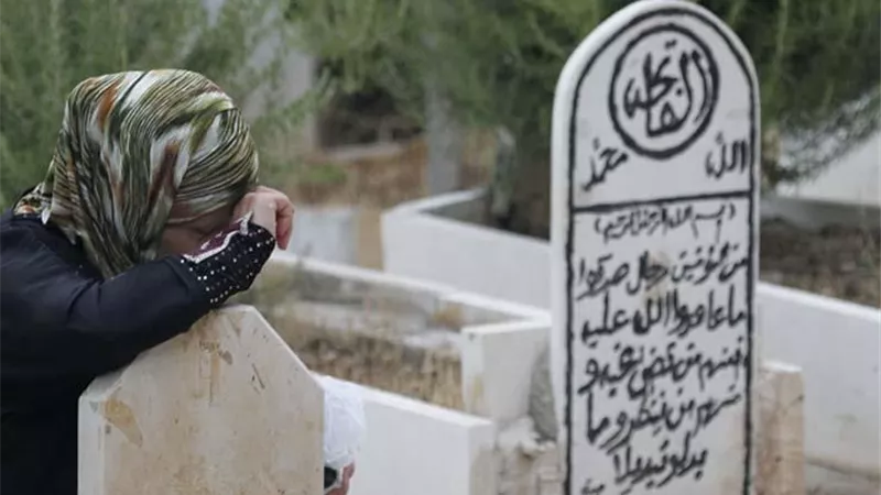 حكم نزول امرأة لمقبرة أثناء دفن أحد الموتى .. علي جمعة يجيب