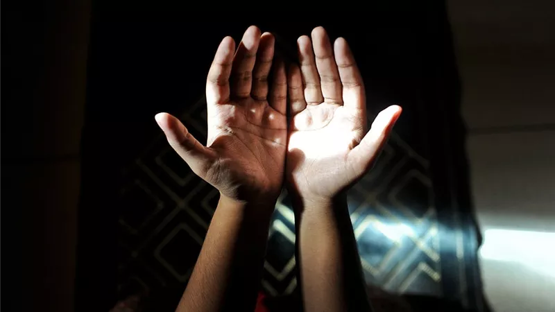 هل يجوز الدعاء لمن انتحر وهل يغفر الله له؟.. داعية يجيب