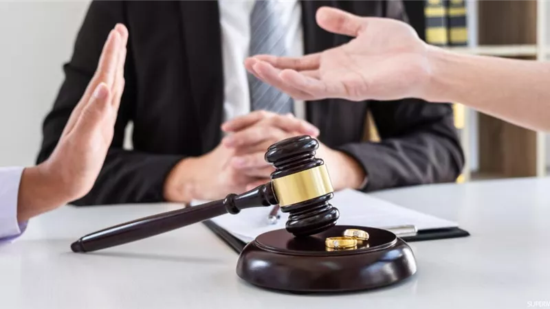 طلاق المرأة في ساحات المحاكم.. معركة خسرانة لحواء 