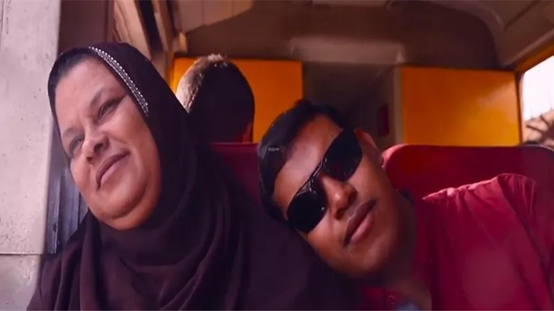 والدة أول معيد كفيف بكلية الإعلام: «ابني يمتلك إرادة حديدية لمواجهة الصعاب»
