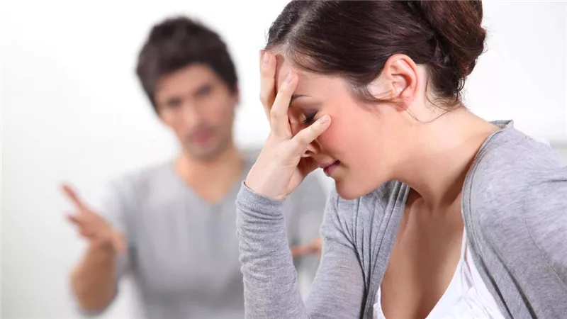 «مشغول بموبايله».. 4 علامات تدل على أن زوجك يغشّك