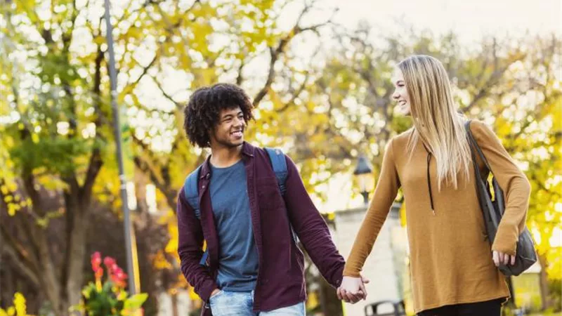 «السوشيال تقتل».. 4 أشياء تدمر قصة حبك في الجامعة