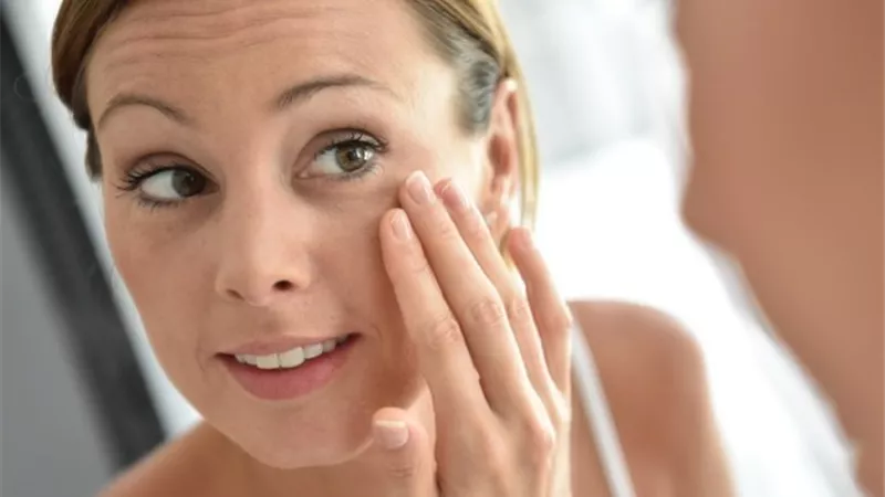 احمي بشرتك من تجاعيد النوم بخطوات بسيطة 