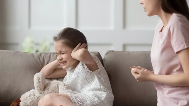 كيف يتعامل الطفل مع زوجة الأب؟.. خبيرة تربوية تُجيب
