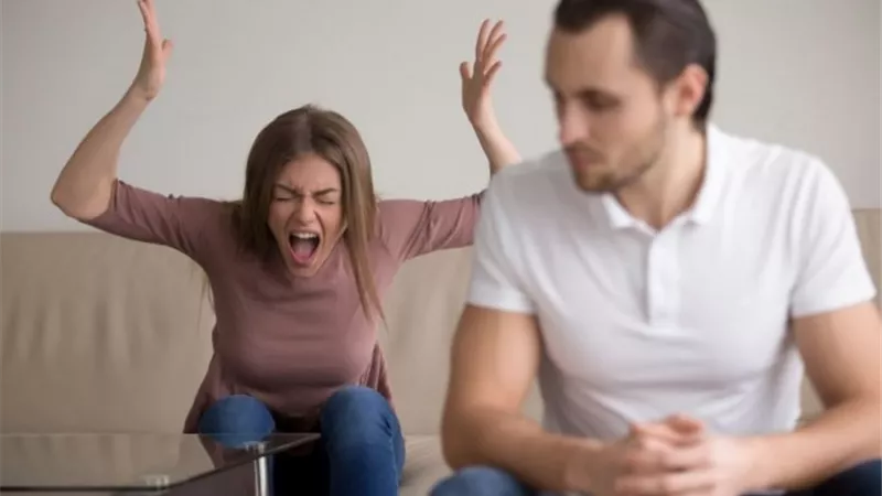 شريك حياتي عصبي أعمل إيه؟.. 5 طرق للتعامل معه إذا رفض العلاج