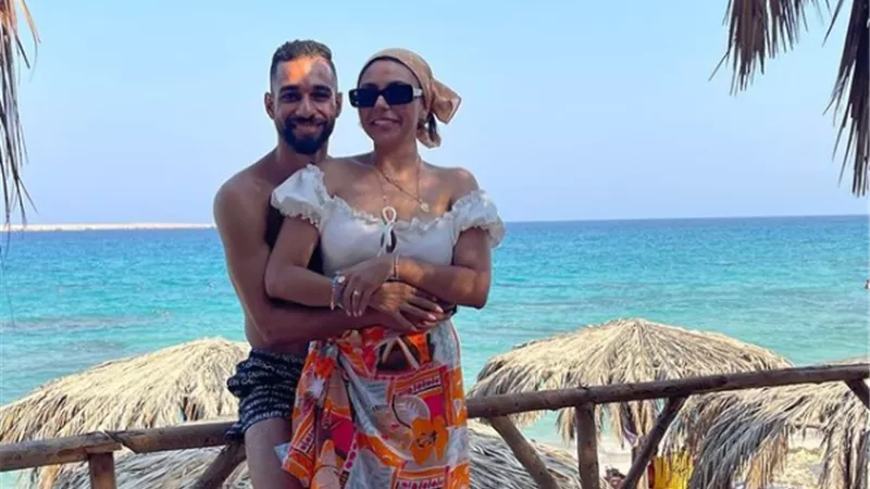 «آخر رومانسية».. عمرو السولية وزوجته على شط البحر