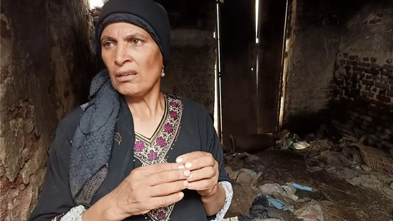 «آلام الفقر».. «روحية» تروي معاناتها مع سكنها غير الآدمي