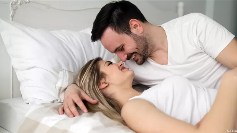 أهمها «الروج».. 4 طرق لإثارة زوجكِ قبل العلاقة الحميمية