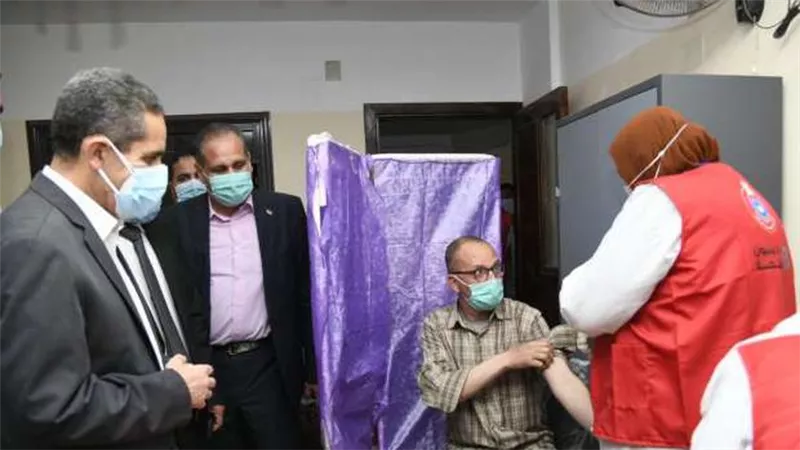 الرئيس السيسي يوجه الحكومة بسرعة تطعيم أعضاء هيئة التدريس ضد كورونا قبل بدء الدراسة