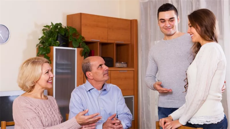 أهمها «المدح».. 5 نصائح عشان تكسبي قلب حماتكِ