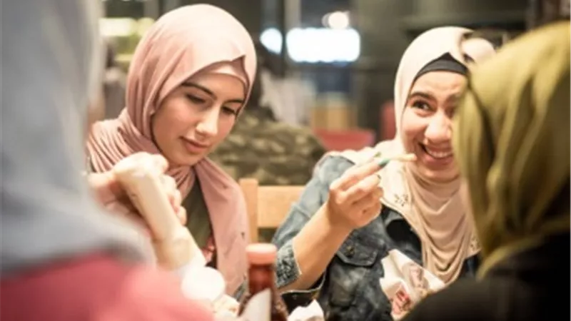هل صوت المرأة عورة؟.. الشيخ عبد المعز يُجيب| فيديو