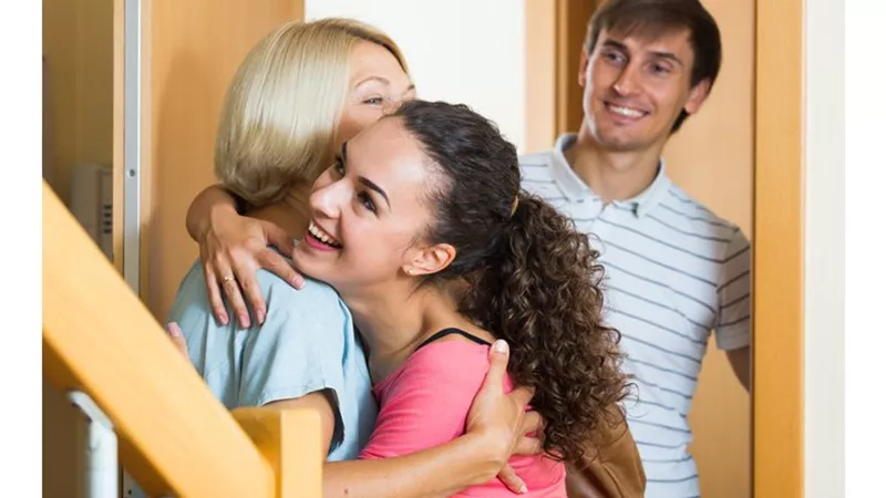 أهمها الغموض.. 5 أخطاء تفاديها في لقائك الأول بحماتك 