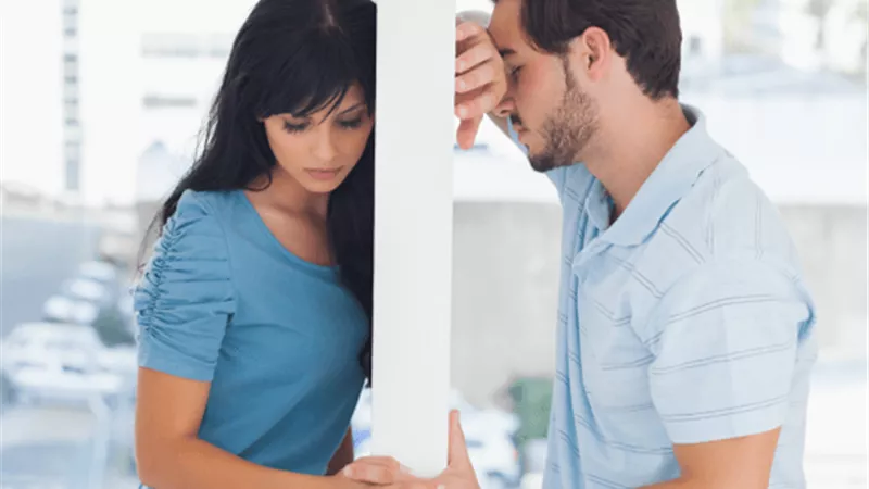 4 علامات تدل على أن «الإكس» مشغول بكِ 