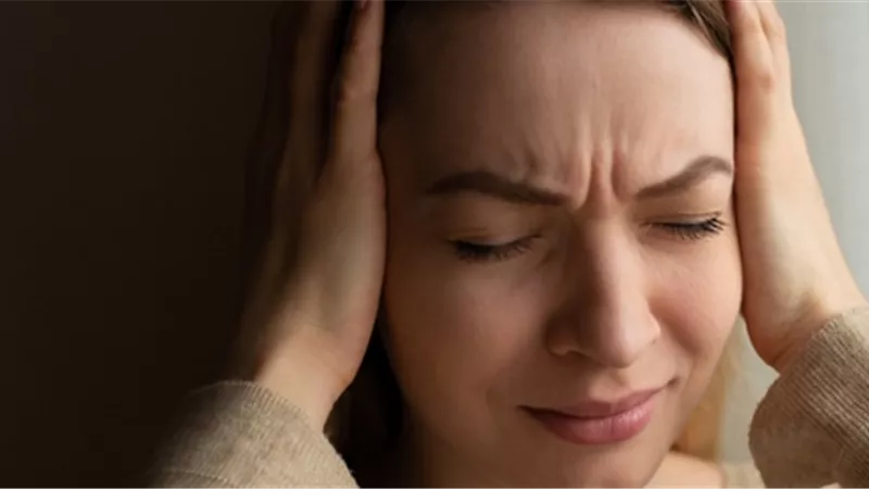  السيدات أكثر ضحاياه..  حسام موافي يكشف مفاجأة عن الصداع.. فيديو