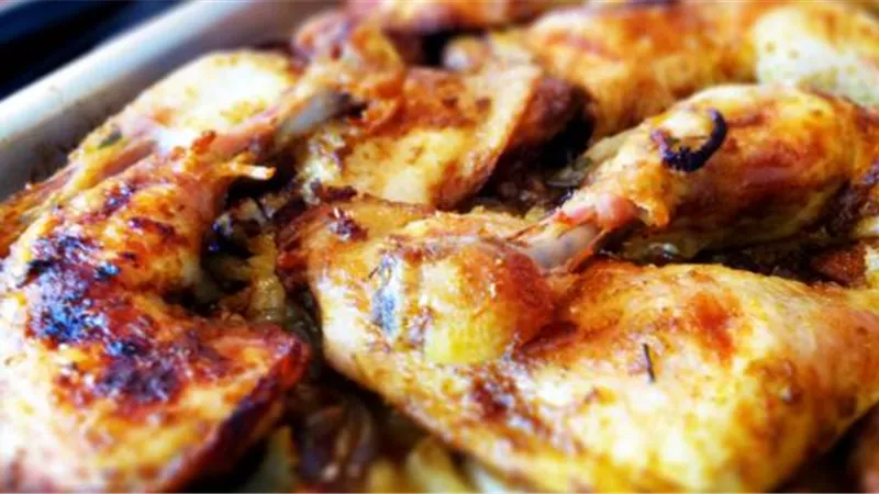 بأسهل الخطوات.. طريقة عمل صينية الدجاج بالبصل