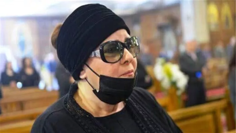 3 مشاهد من جنازة دلال عبد العزيز| ميرفت أمين تلازم الجثمان والممرضات يحرصن على إلقاء نظرة الوداع
