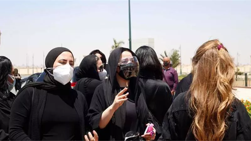 جنازة دلال عبد العزيز| أسامة الأزهري يؤم المصلين.. وشمس البارودي : أدعو لها بالرحمة 