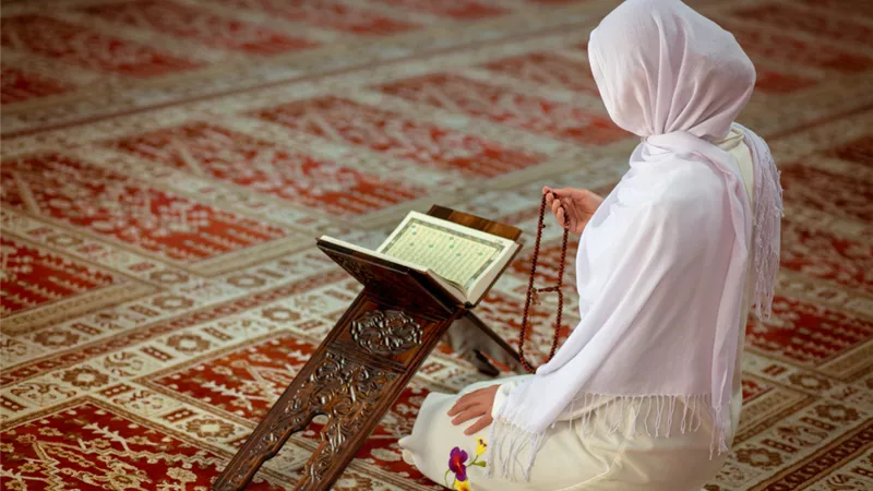 ما حُكم تغيير مكان الصلاة بين الفريضة والنافلة؟.. أزهري يُجيب