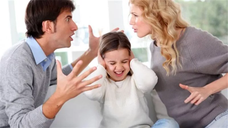 قصة حب تنتهي بجحيم.. صرخة سالي: «ضربني وأهانني وخطف أطفالي»