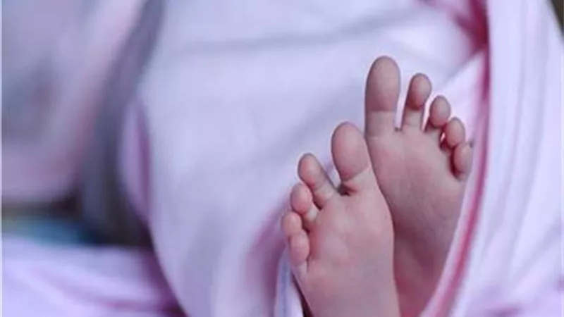 خنقها حتى الموت.. أب يقتل ابنته الرضيعة في أوسيم 