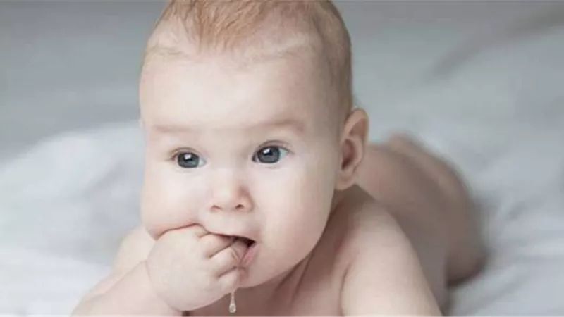 سيلان اللعاب عند الأطفال أثناء النوم.. مرض أم عرض؟ 