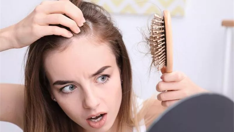 لمتعافي فيروس كورونا.. وصفات طبيعية لمنع تساقط الشعر