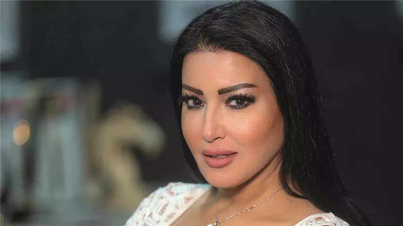 سمية الخشاب للرجال: البسوا مايوه شرعي وانتوا نازلين البحر عشان ما نتحرش بيكم