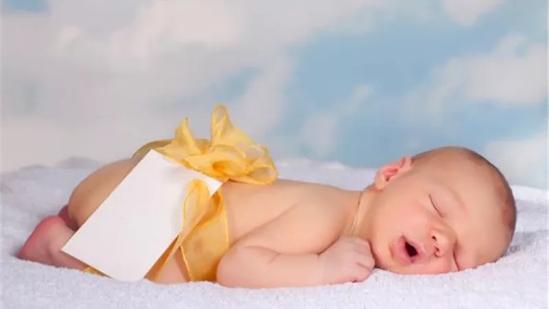 من الأحق بتسمية المولود  الأب أم الأم؟.. اعرفي رأي الشرع