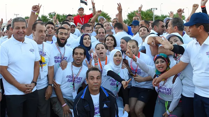 السيسي صاحب أول تجربة شبابية مُلهمة.. كسر جدار العزلة بين الدولة والشباب.. أعاد الثقة في قدراتهم وفند فكرة أننا لا نملك صفًا ثانيًا.. 200 مليار جنيه قروضًا ميسرة لهم لإنشاء مشروعات صغيرة