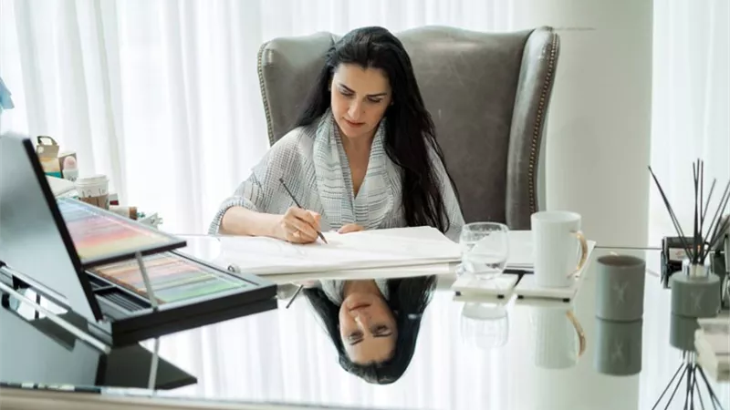 مصممة فساتين الفنانات ياسمين يحيى: أقدم للمرأة لحظة تُذكرها بأنوثتها