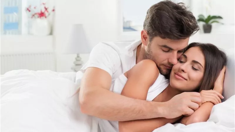 4 خطوات لاستعادة ممارسة العلاقة الحميمة مع زوجك بعد الإنجاب
