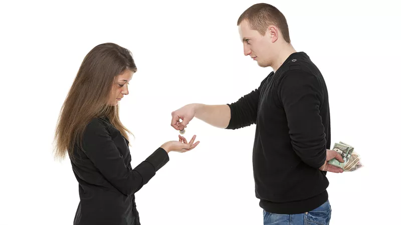 توفير ولا بخل؟ علم النفس يوضح كيفية التعامل مع الرجل الحريص