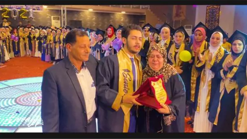 في حفل تخرجه.. طالب يُقبّل قدم والدته أمام زملائه.. فيديو
