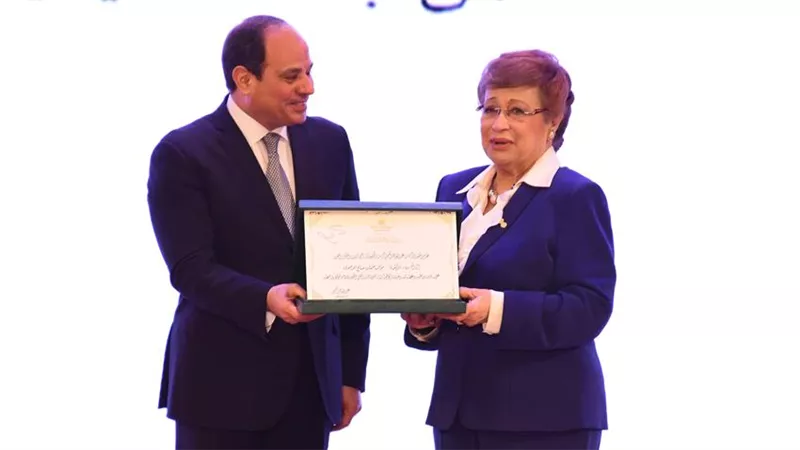 المرأة ساعدت الدولة.. حين مدح الرئيس «الست المصرية»