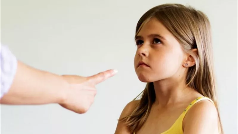 أخصائية نفسية تُحذر: أوعي تخلي ابنك عينه مليانة